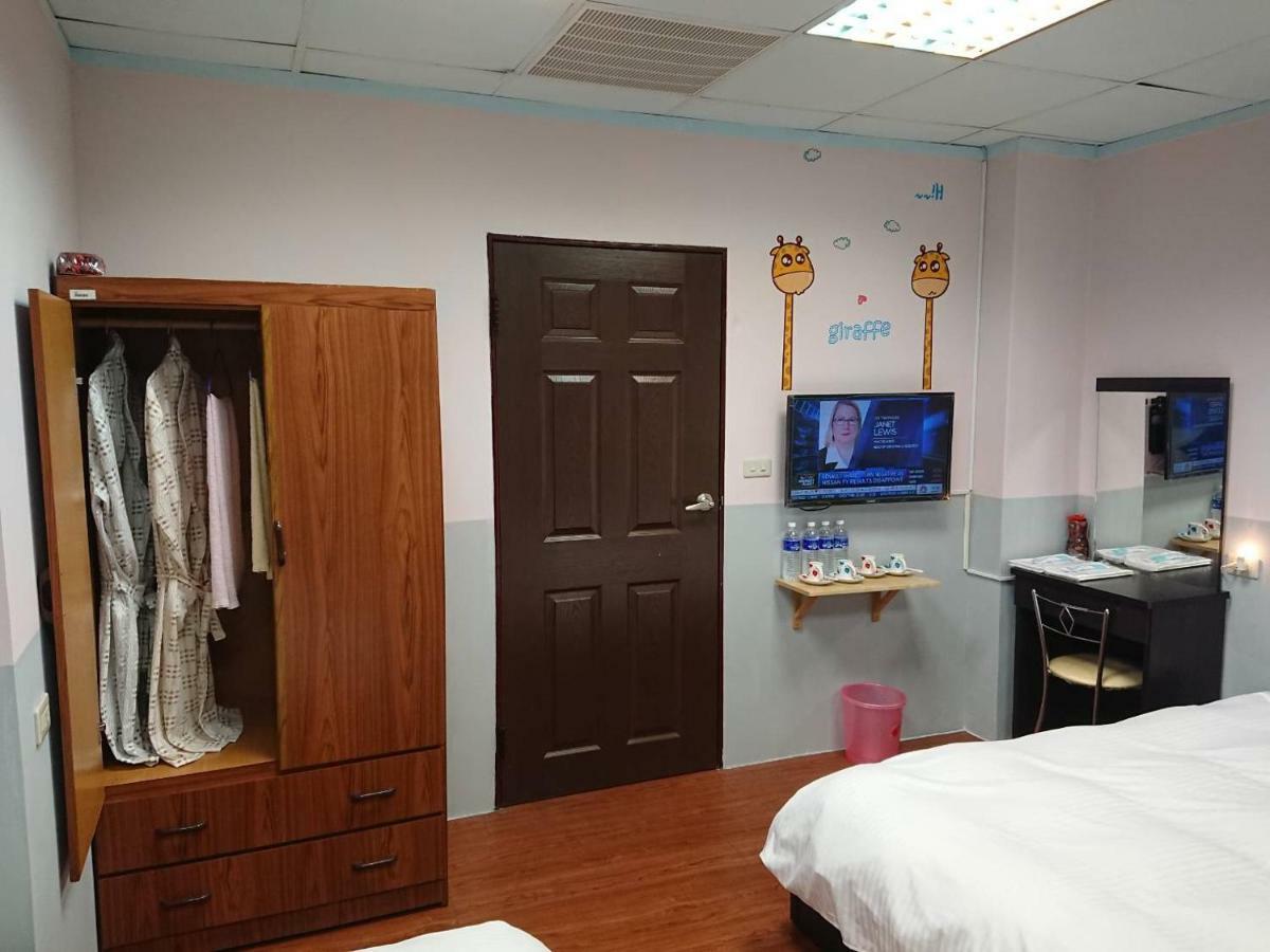 Papa Bear'S Guesthouse Тайчжун Екстер'єр фото