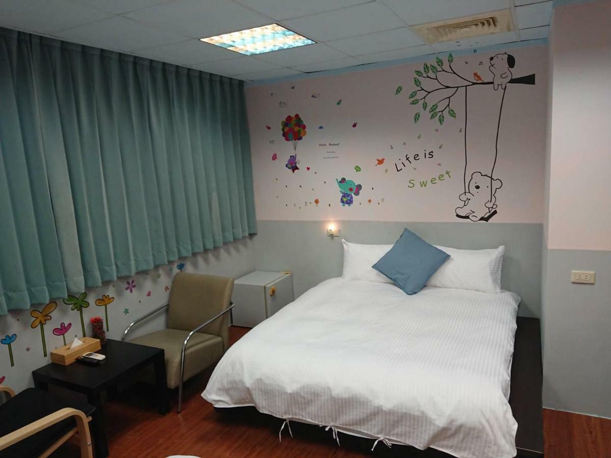 Papa Bear'S Guesthouse Тайчжун Екстер'єр фото