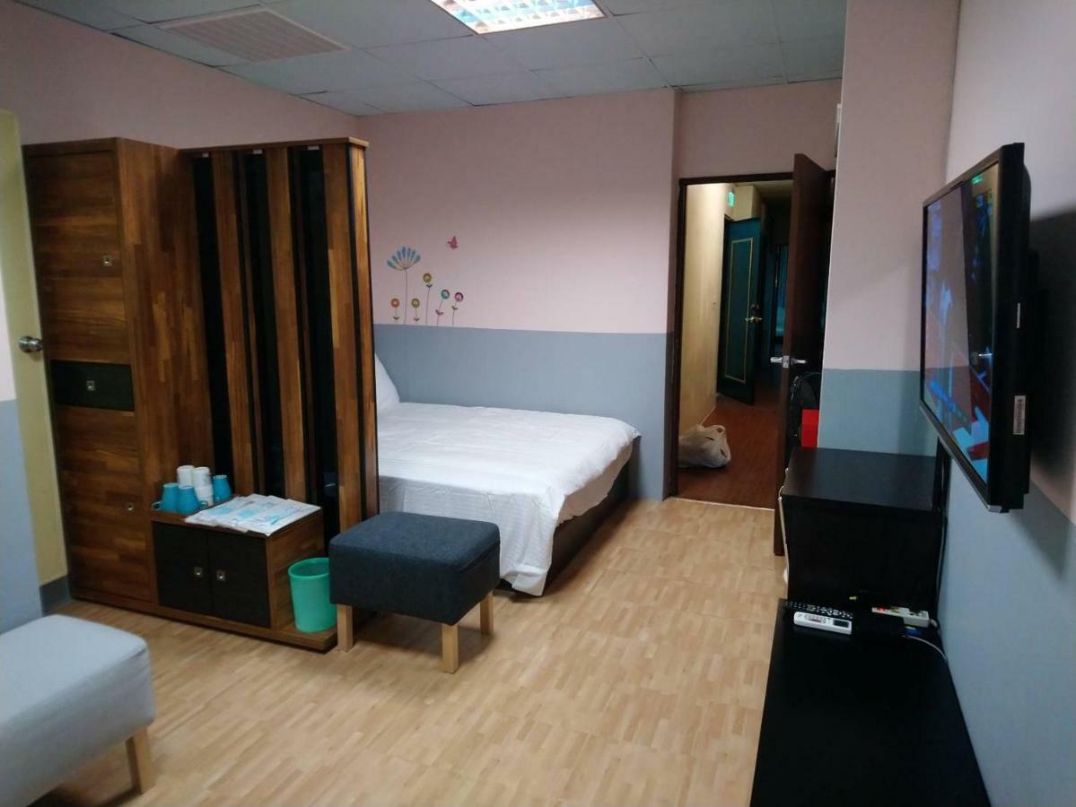 Papa Bear'S Guesthouse Тайчжун Екстер'єр фото